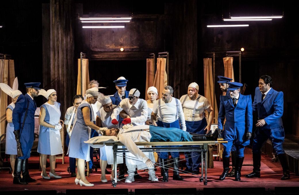 Ricardo Massi (Don Alvaro, sur chariot brancard), Ariunbaatar Ganbaatar (Don Carlo, &agrave; droite) &copy; Jean-Louis Fernandez