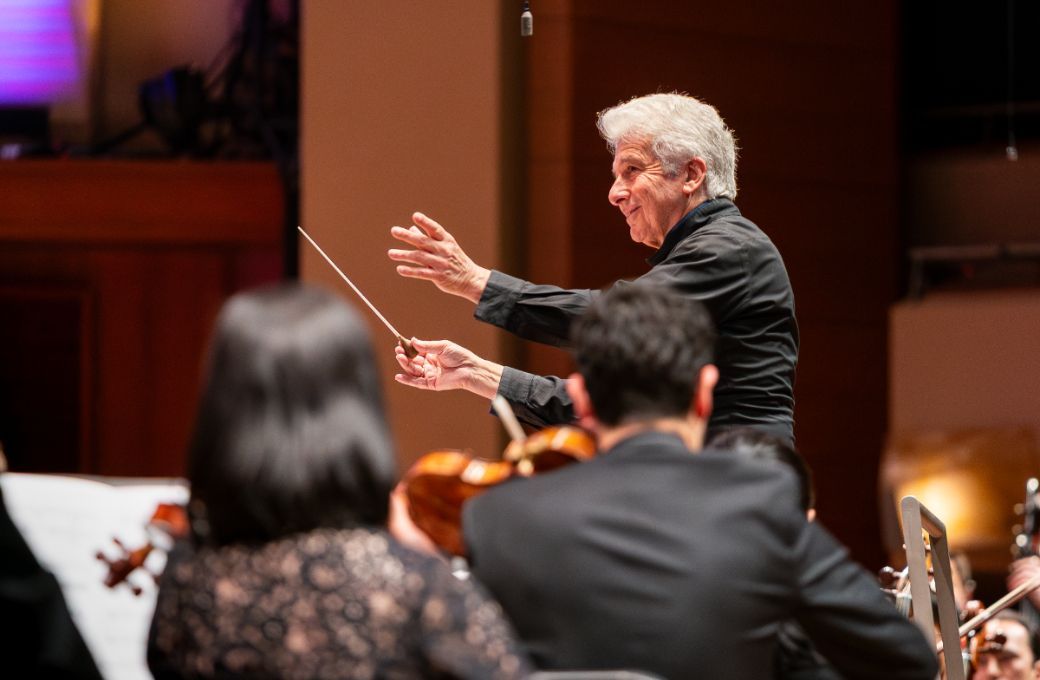 Peter Oundjian conducts the Seattle Symphony © Jim Holt