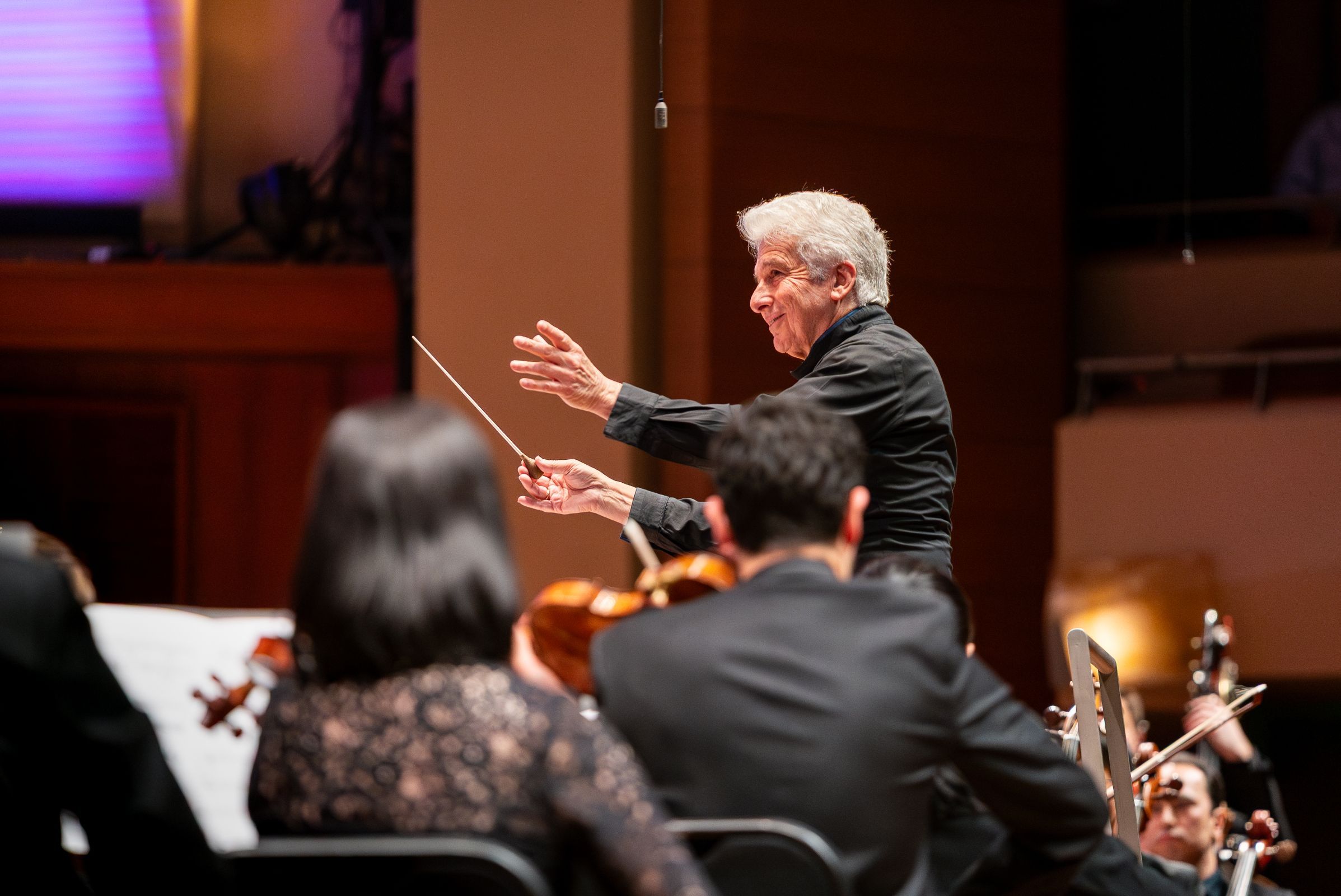 Peter Oundjian conducts the Seattle Symphony &copy; Jim Holt