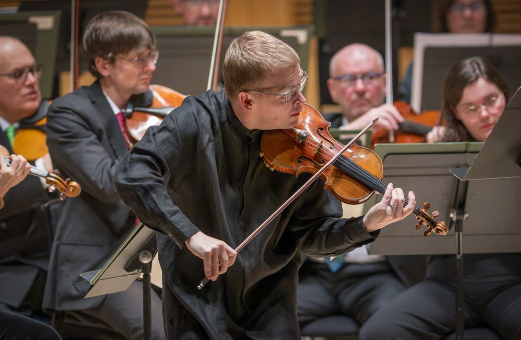 Pekka Kuusisto and the Scottish Chamber Orchestra © Christopher Bowen