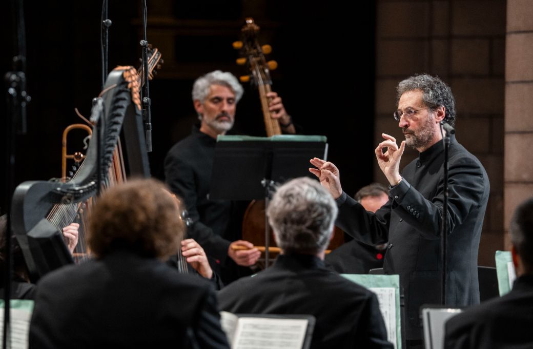 Gianluca Capuano dirige les <i>Vêpres de la Vierge</i> dans la Cathédrale de Monaco © Opéra de Monte-Carlo / Marco Borrelli