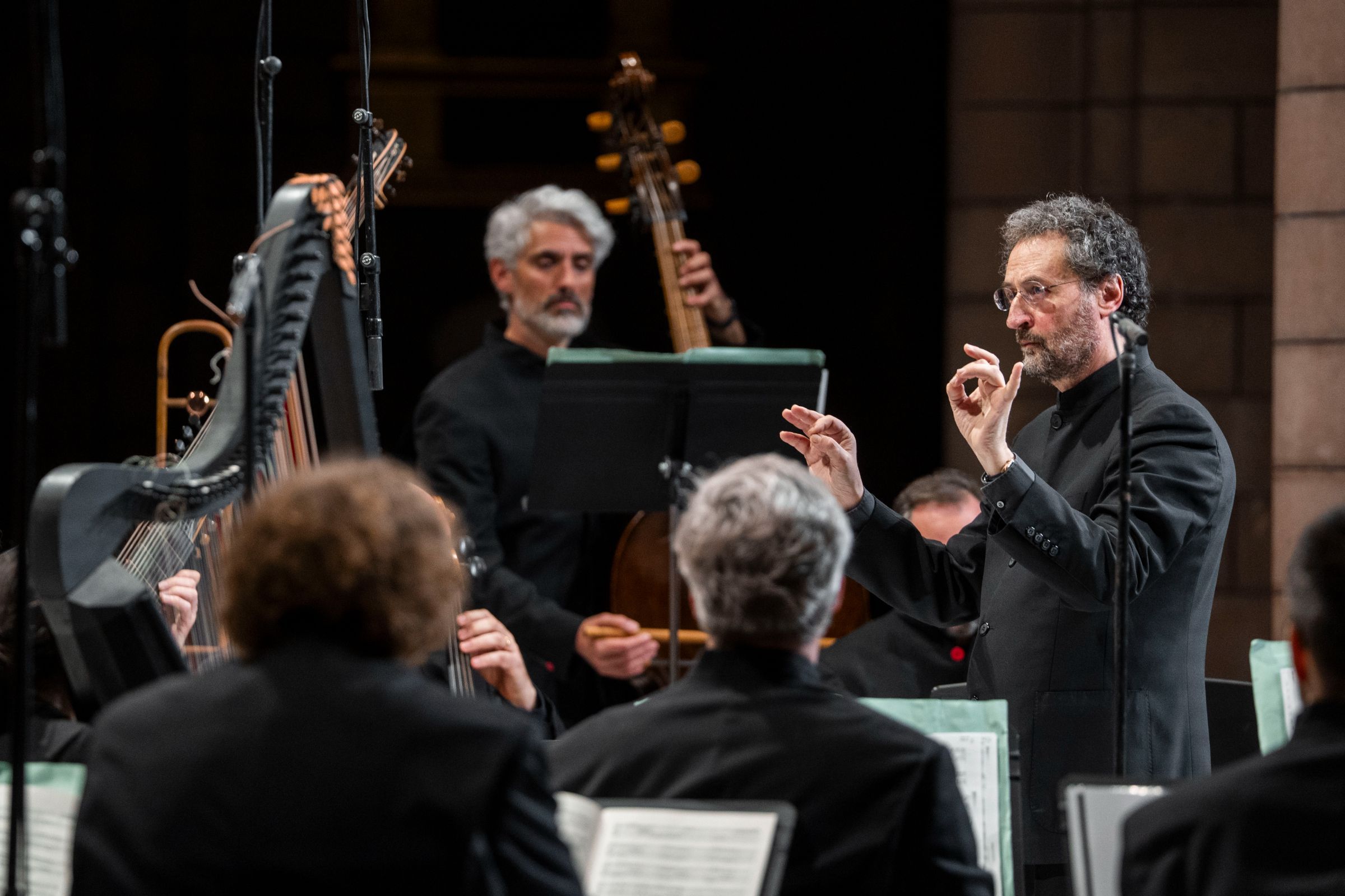 Gianluca Capuano dirige les <i>Vêpres de la Vierge</i> dans la Cathédrale de Monaco © Opéra de Monte-Carlo / Marco Borrelli