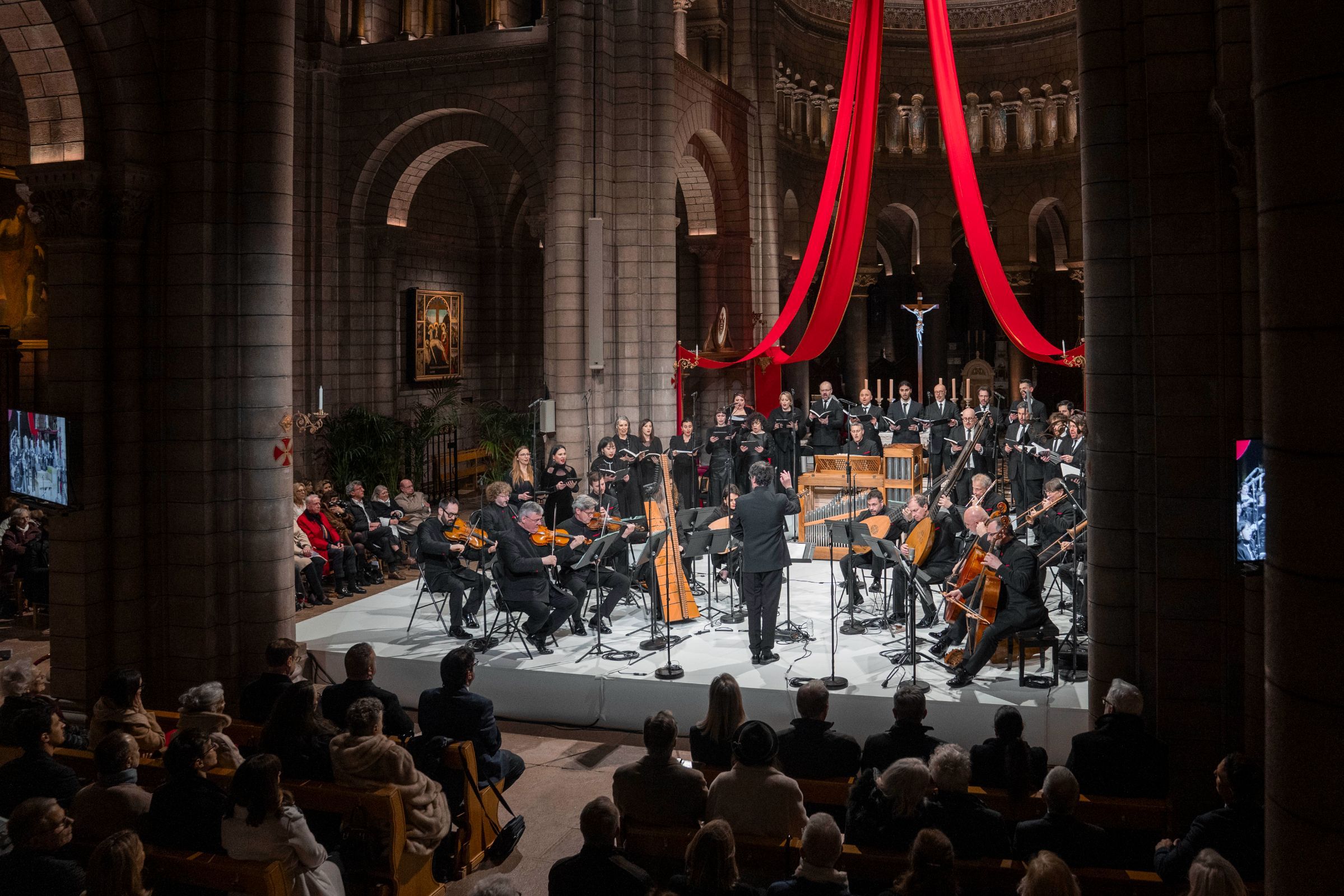 Gianluca Capuano dirige les <i>Vêpres de la Vierge</i> dans la Cathédrale de Monaco © Opéra de Monte-Carlo / Marco Borrelli