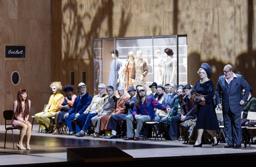 Corinne Winters (K&aacute;ťa Kabanov&aacute;), Violeta Urmana (Kabanicha) und John Daszak (Tichon) &copy; Geoffroy Schied