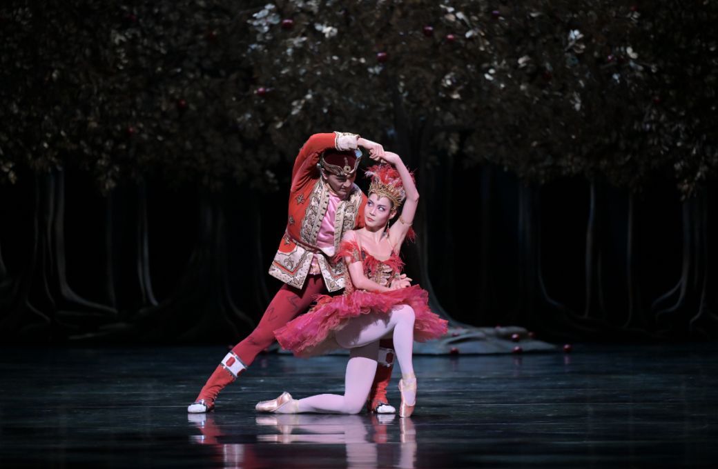 Risako Ikeda as the Firebird and Takuro Watanabe as Prince Ivan in <i>The Firebird</i> &copy; Takashi Shikama