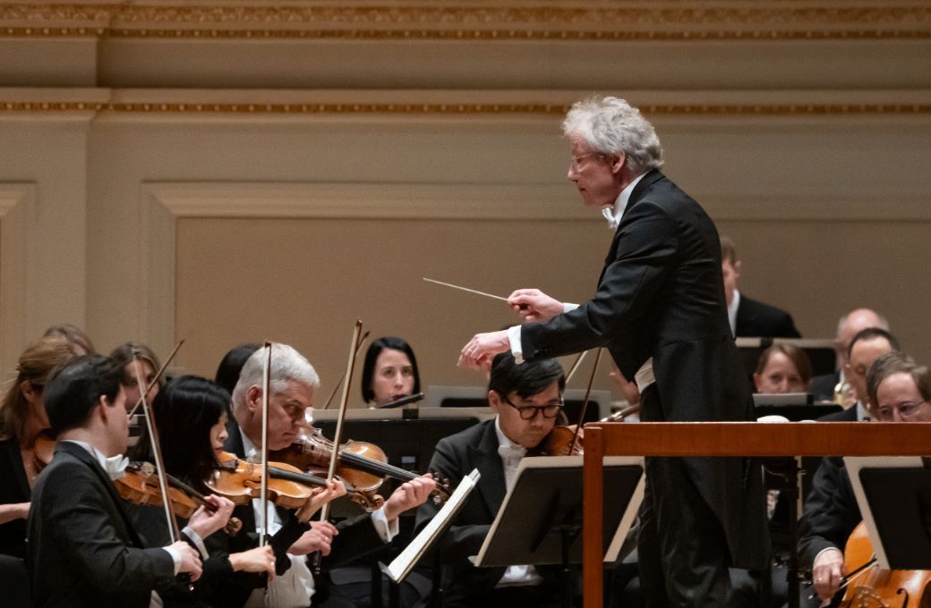 Franz Welser-Most conducts The Cleveland Orchestra © Steven Pisano for Bachtrack