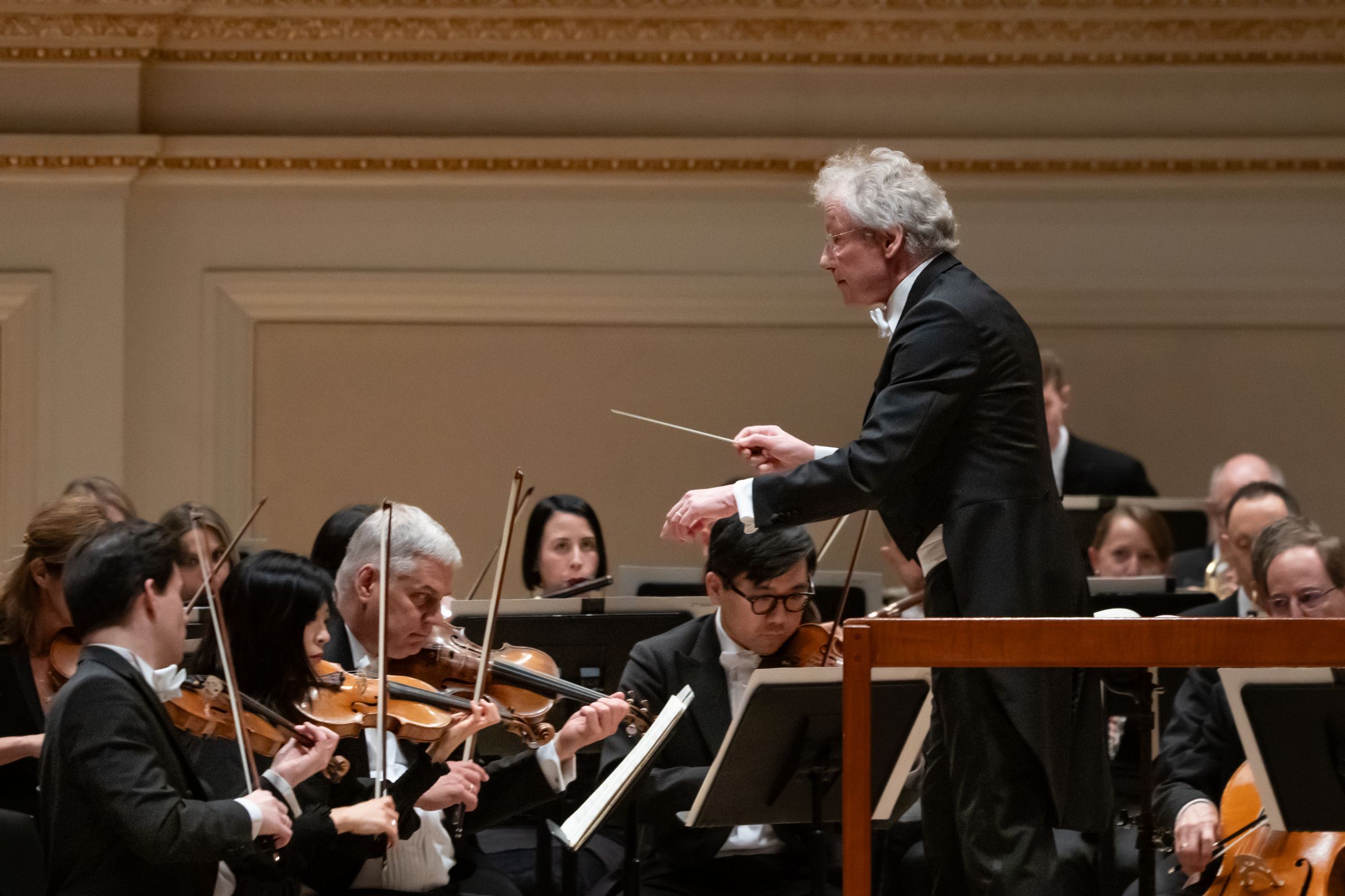 Franz Welser-Most conducts The Cleveland Orchestra © Steven Pisano for Bachtrack