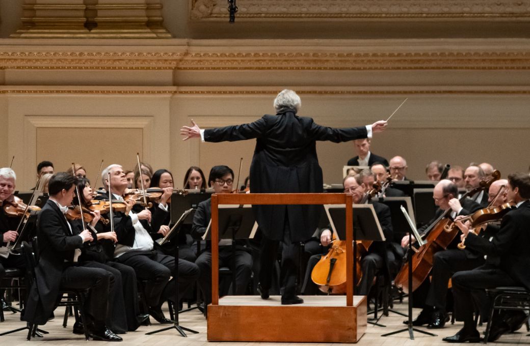 Franz Welser-Möst conducts The Cleveland Orchestra in Carnegie Hall © Steven Pisano for Bachtrack