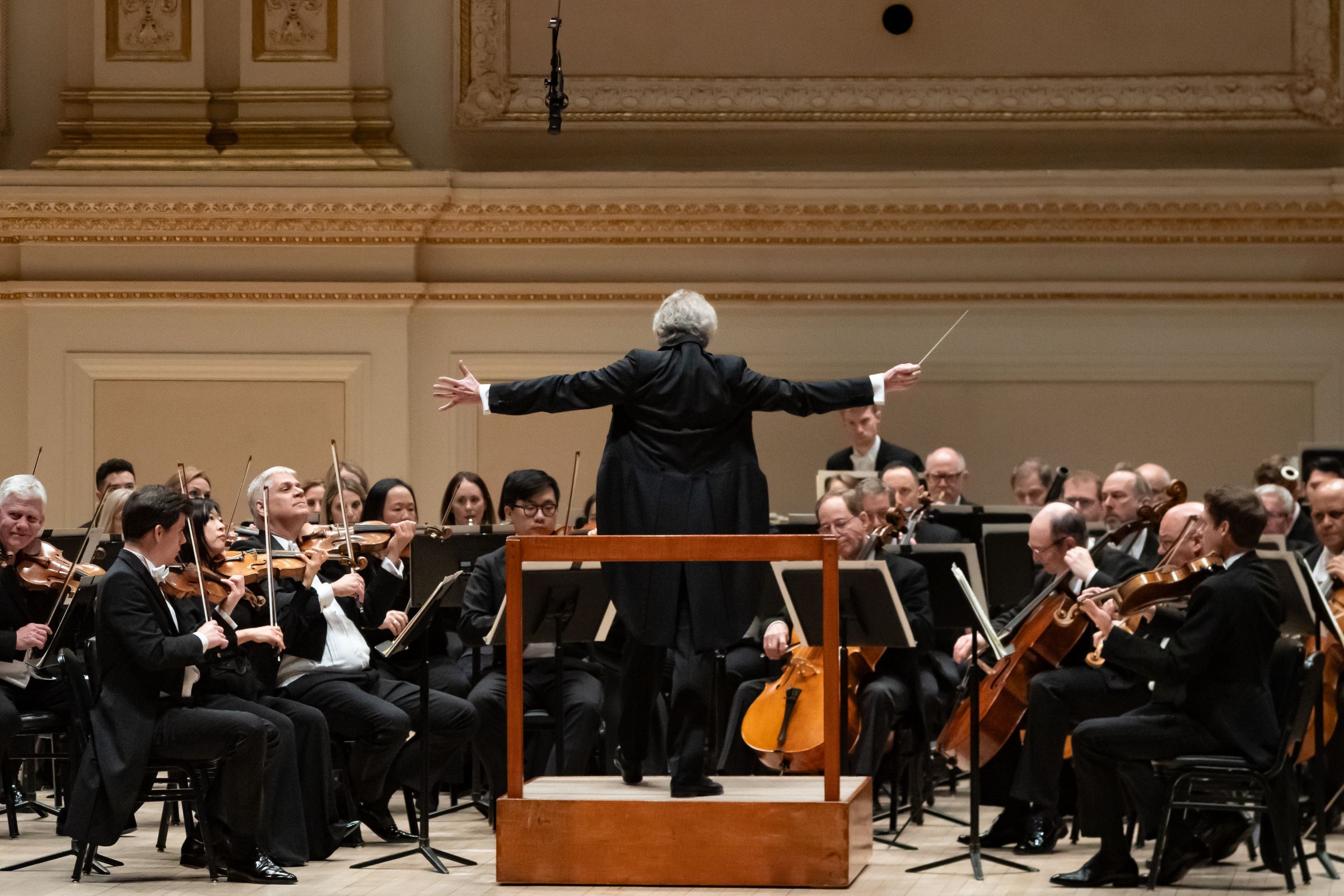 Franz Welser-Möst conducts The Cleveland Orchestra in Carnegie Hall © Steven Pisano for Bachtrack