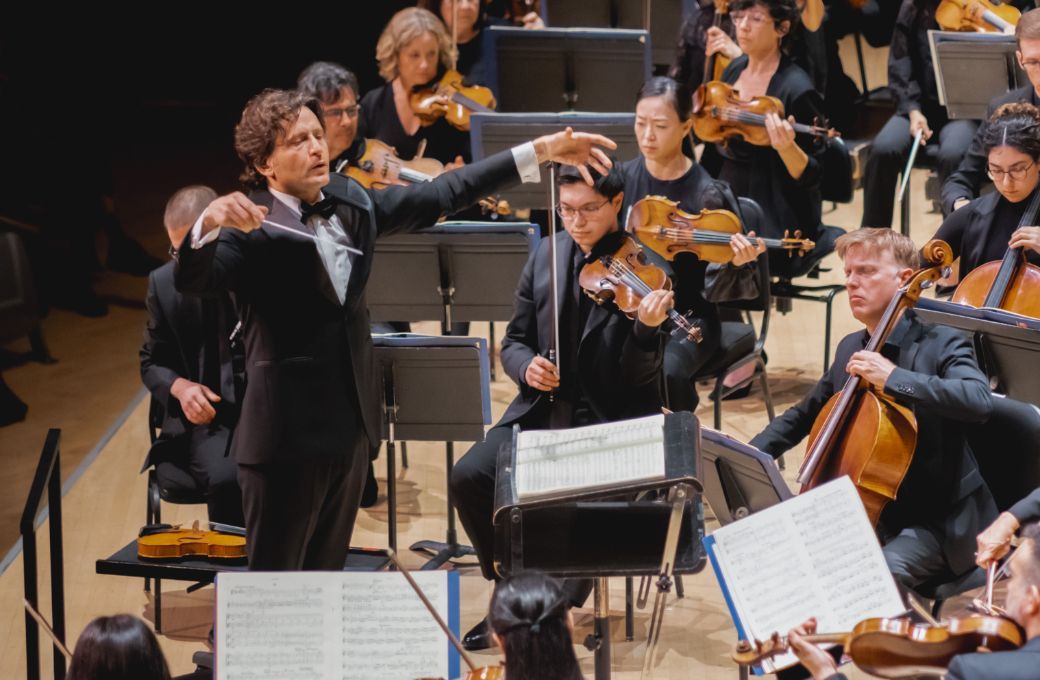 Gustavo Gimeno conducts the Toronto Symphony Orchestra &copy; Jae Yang, courtesy of the TSO