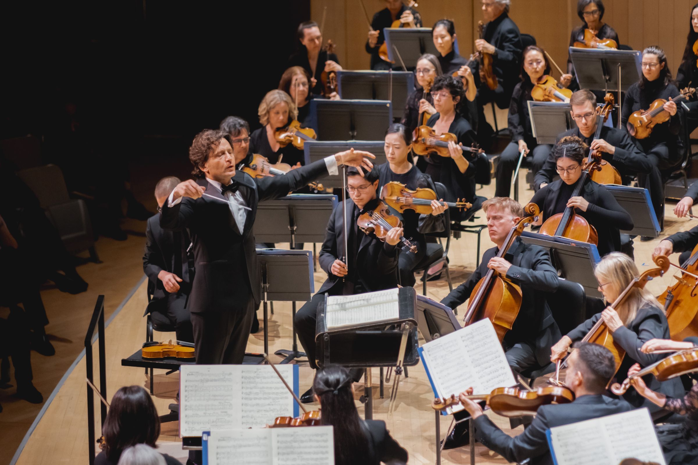 Gustavo Gimeno conducts the Toronto Symphony Orchestra &copy; Jae Yang, courtesy of the TSO