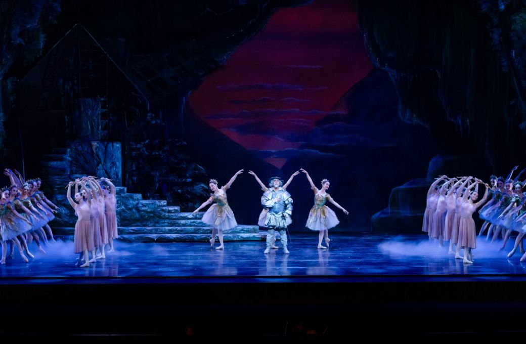 Kansas City Ballet in Act 2 of Anna-Marie Holmes' <i>Don Quixote</i> © Brett Pruitt & East Market Studios