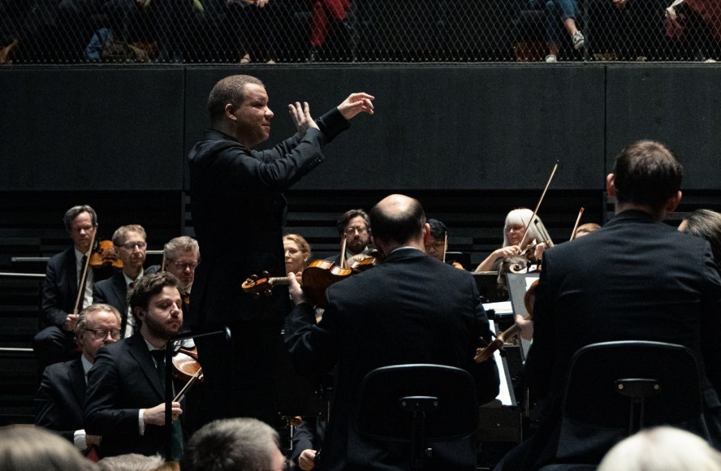 Ryan Bancroft dirigiert das Royal Stockholm Philharmonic Orchestra © Yanan Li | Konserthuset Stockholm