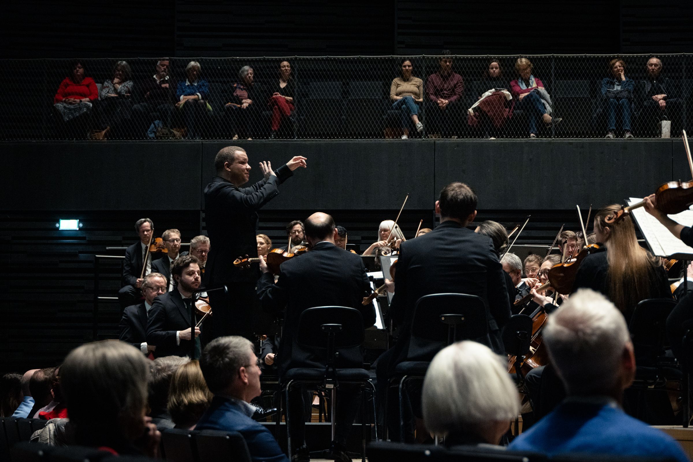 Ryan Bancroft dirigiert das Royal Stockholm Philharmonic Orchestra © Yanan Li | Konserthuset Stockholm