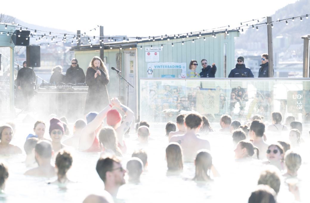 Vilde Tuv performs at Nordnes Sj&oslash;bad seawater pool &copy; Thor Br&oslash;dreskift