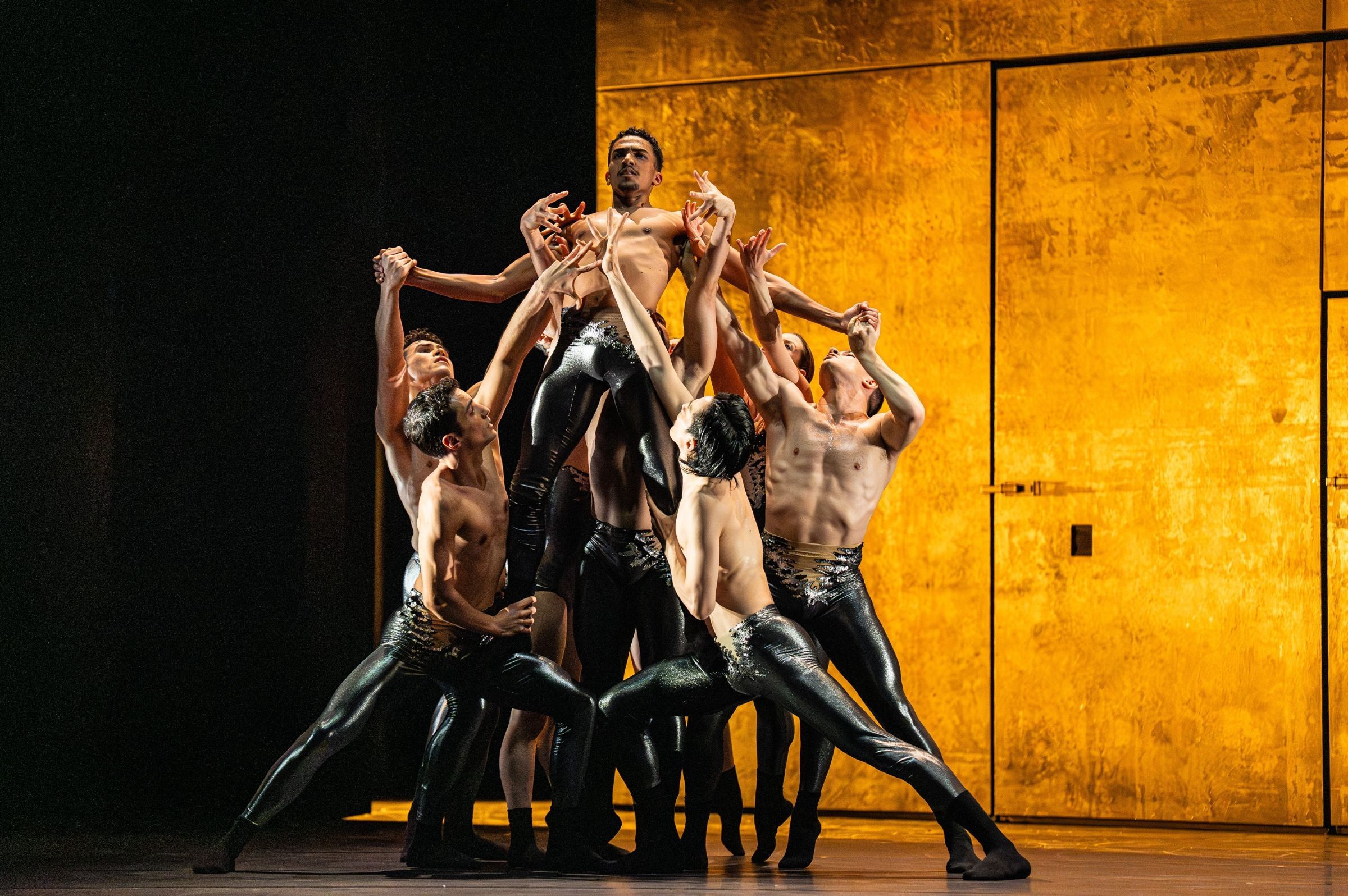 Márcio Mota and Ensemble Ballett am Rhein in <i>Moto Perpetuo</i> &copy; Altin Kaftira