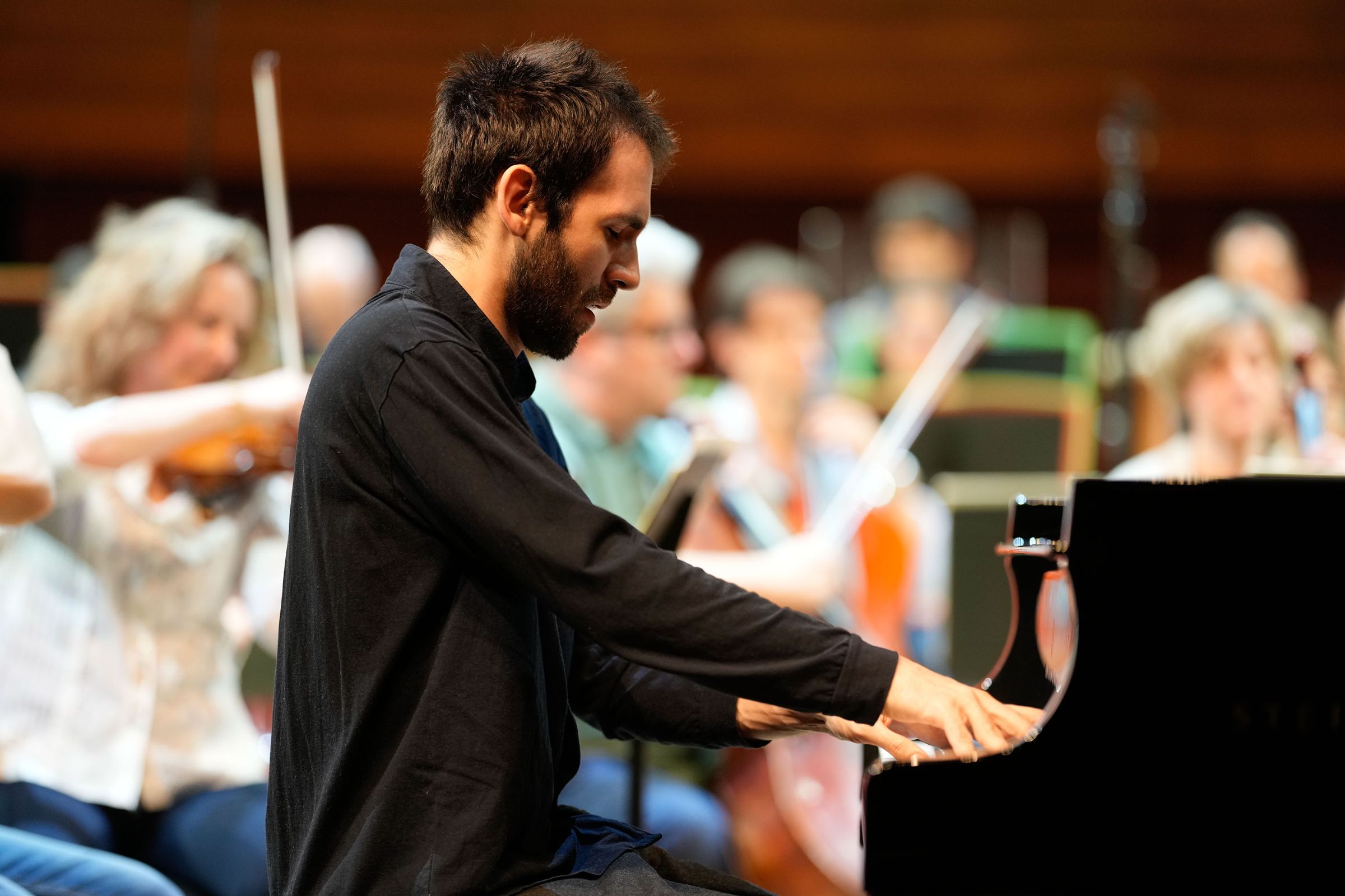 Alexandre Kantorow en répétition avec le Philhar' &copy; Christophe Abramowitz / Radio France