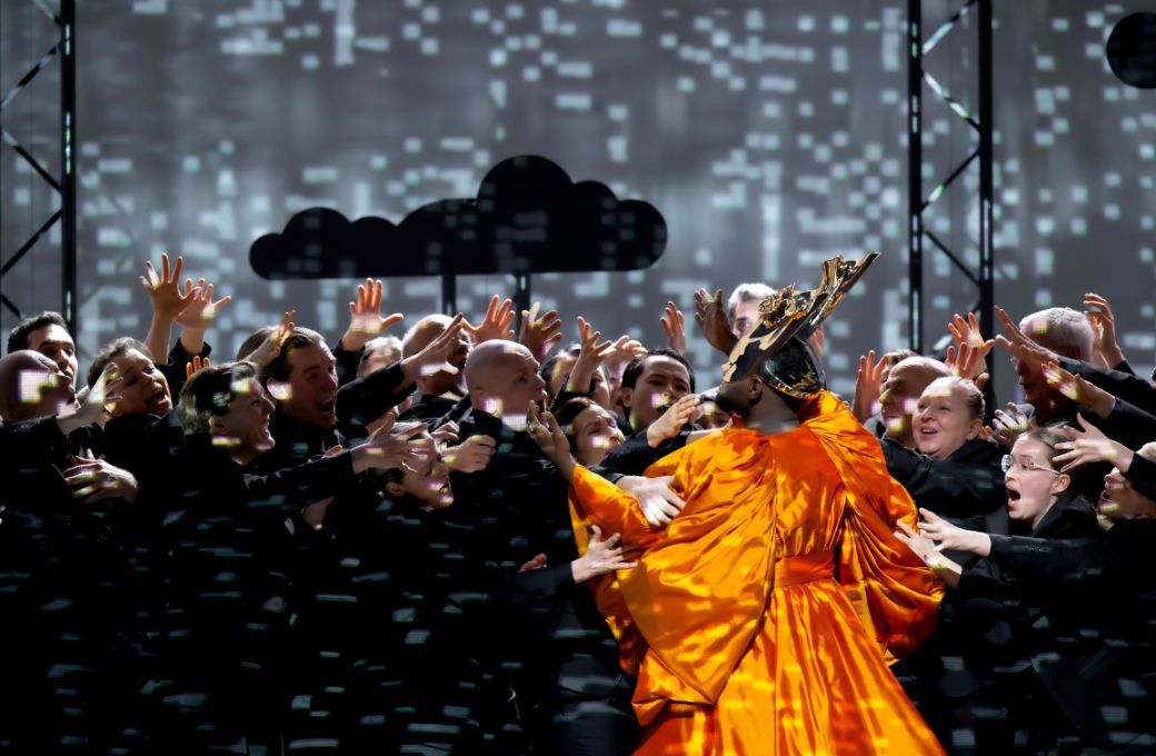 John Holiday (Akhnaten) and ensemble © Monika Rittershaus