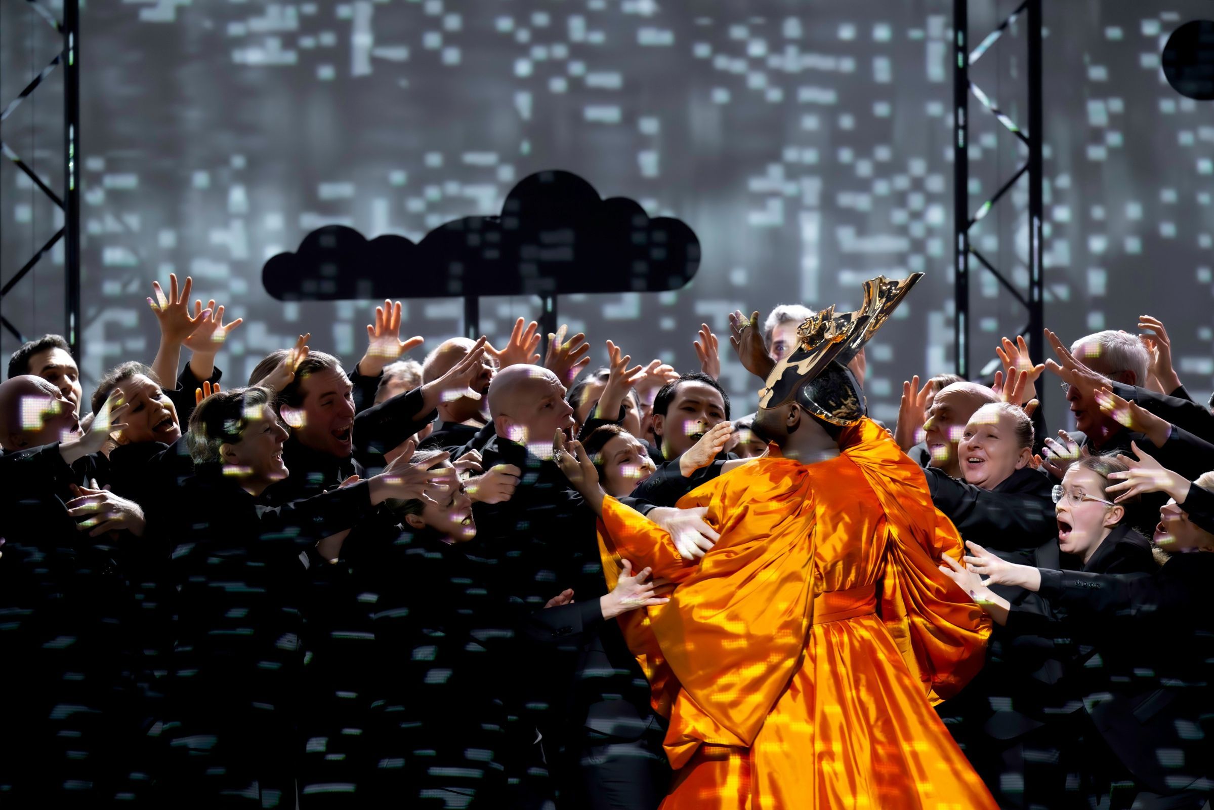 John Holiday (Akhnaten) and ensemble &copy; Monika Rittershaus