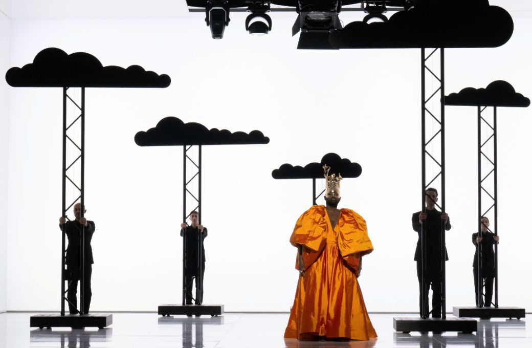 John Holiday (Akhnaten) and ensemble &copy; Monika Rittershaus