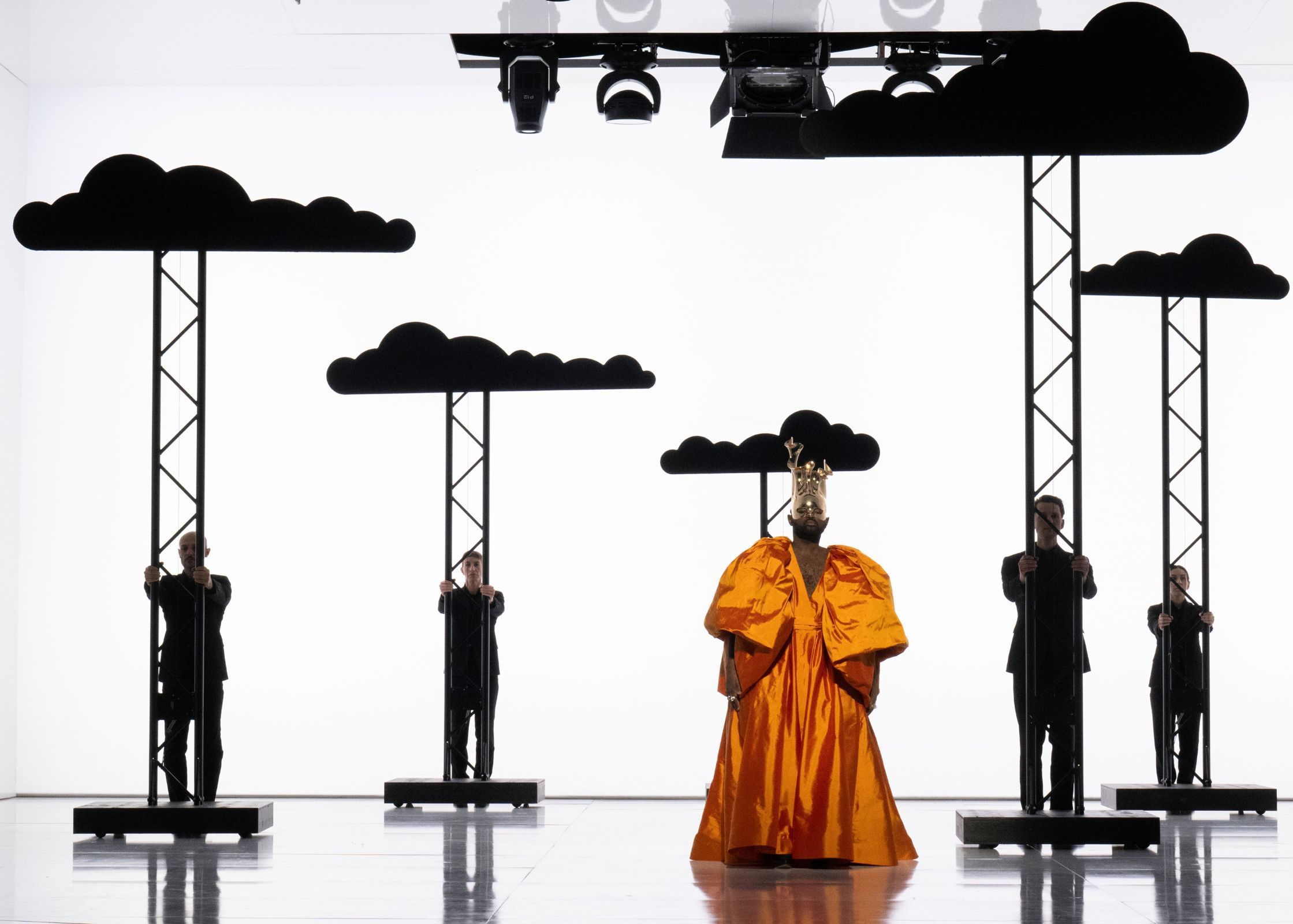 John Holiday (Akhnaten) and ensemble &copy; Monika Rittershaus