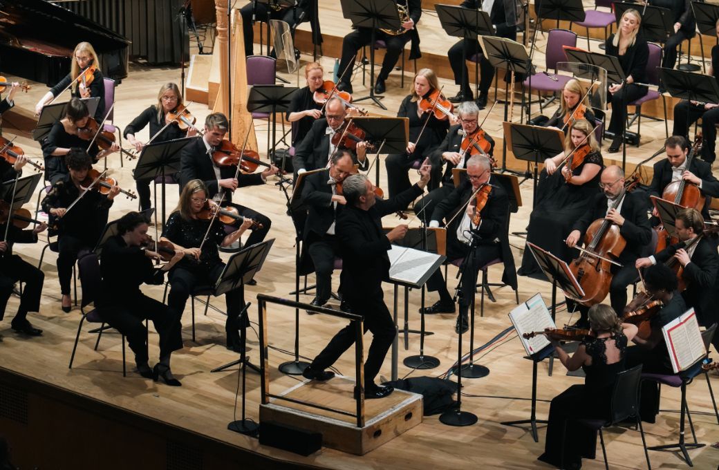 Thomas Ad&egrave;s conducts the Hall&eacute; in Manchester &copy; David Hughes | The Hall&eacute;