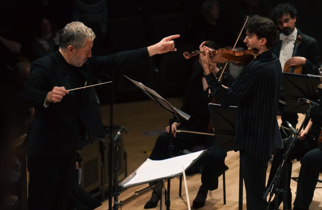 Ad&egrave;s performs with Stephen Waarts and the Hall&eacute; &copy; David Hughes | The Hall&eacute;