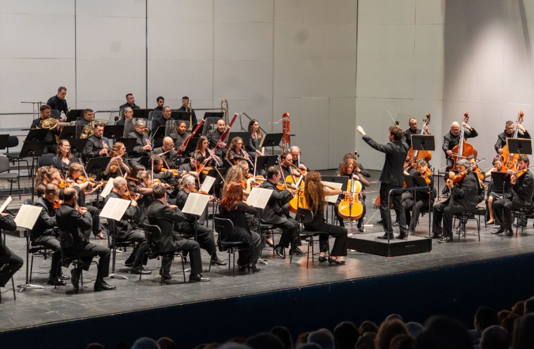 Andr&eacute;s Salado al frente de la OEX &copy; Orquesta de Extremadura
