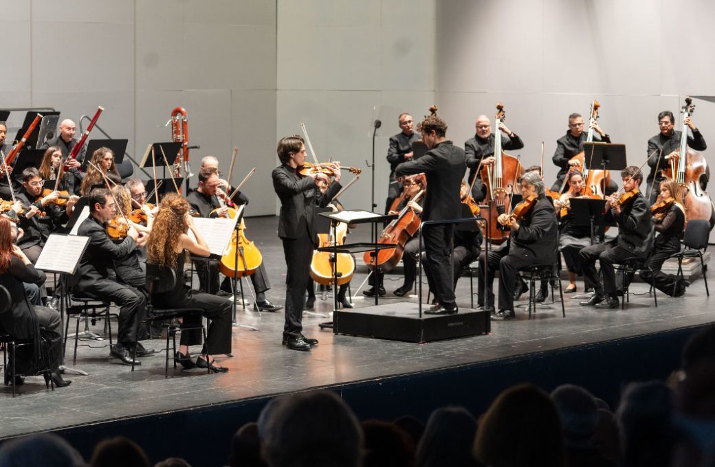 Javier Comesa&ntilde;a, Andr&eacute;s Salado y la OEX en el Auditorio de Badajoz &copy; Orquesta de Extremadura
