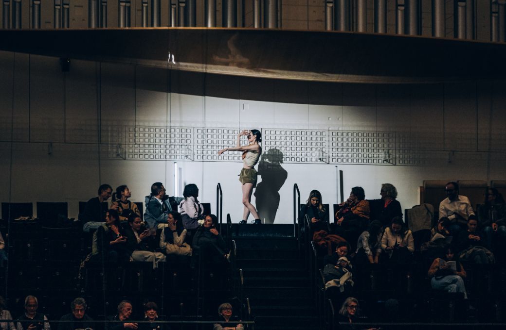 Une danseuse du L.A. Dance Project dans la grande salle Pierre Boulez de la Philharmonie &copy; Ondine Bertrand / Cheeese