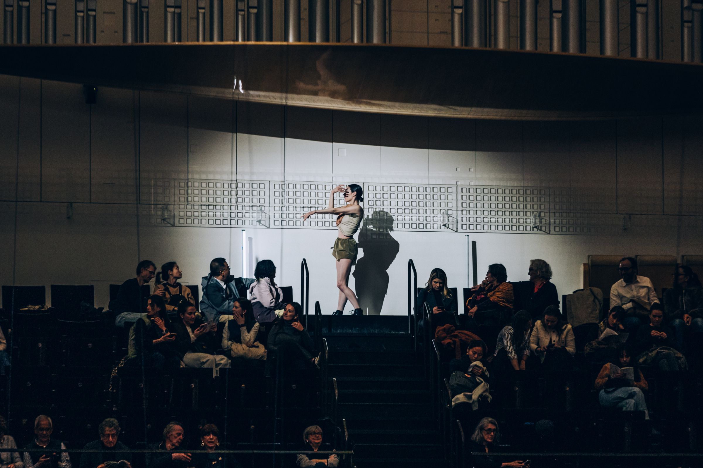 Une danseuse du L.A. Dance Project dans la grande salle Pierre Boulez de la Philharmonie &copy; Ondine Bertrand / Cheeese