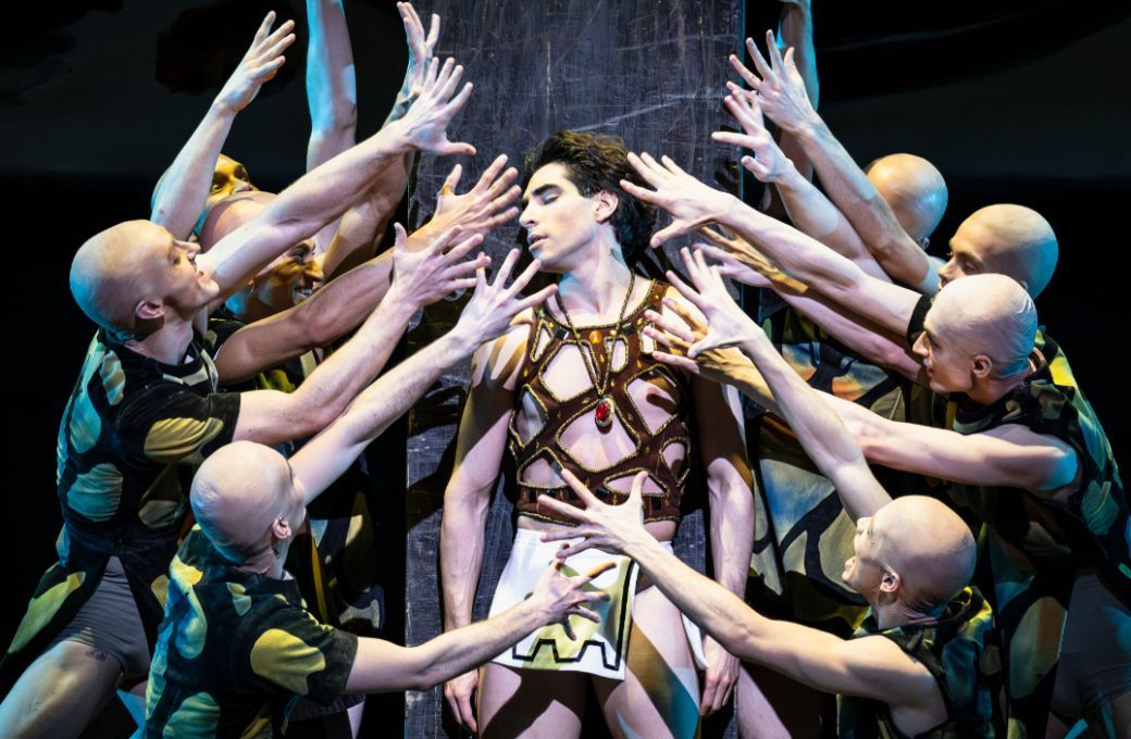 Cesar Corrales and artists of The Royal Ballet in <i>Prodigal Son</i> © Foteini Christofilopoulou