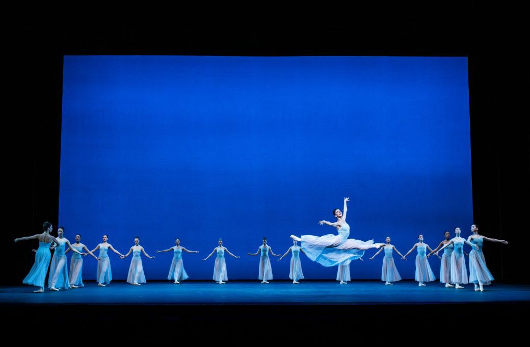 Mayara Magri and artists of The Royal Ballet in <i>Serenade</i> &copy; Foteini Christofilopoulou