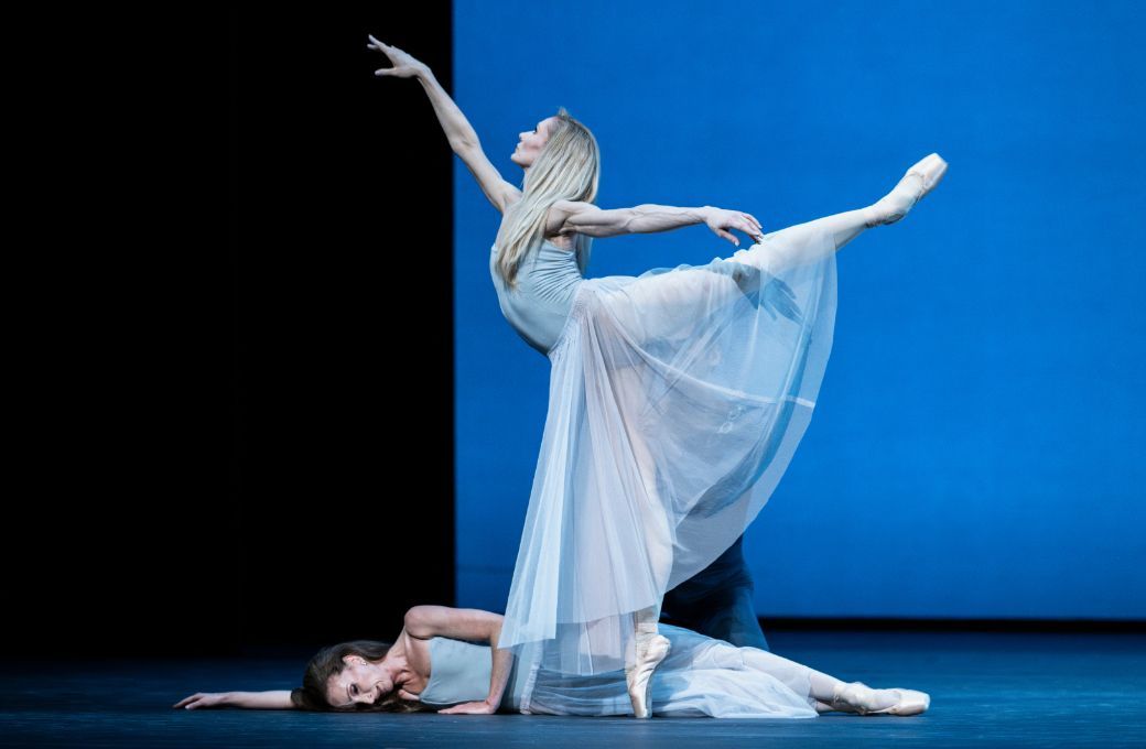 Lauren Cuthbertson and Melissa Hamilton in <i>Serenade</i> &copy; Foteini Christofilopoulou