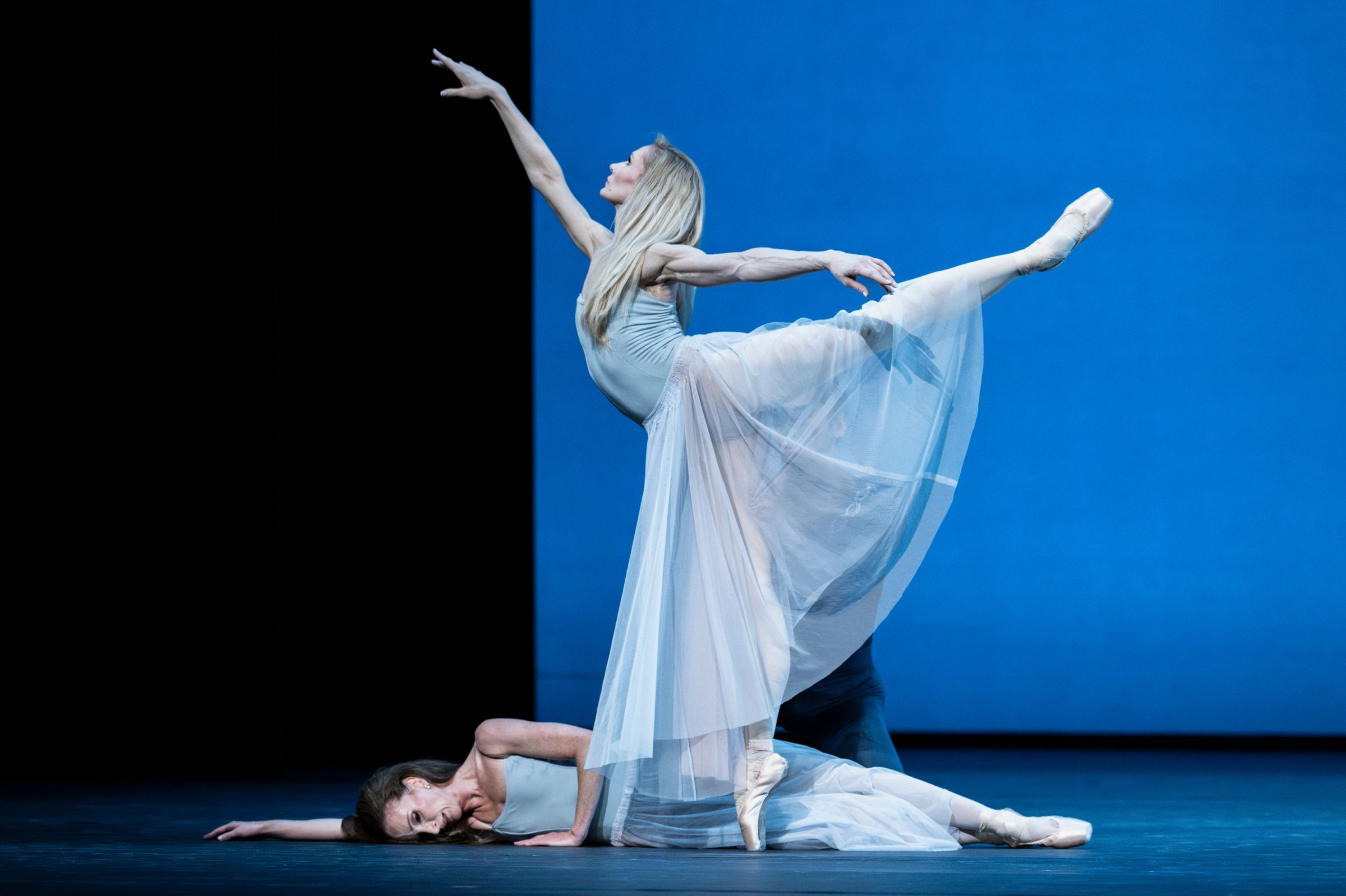 Lauren Cuthbertson and Melissa Hamilton in <i>Serenade</i> &copy; Foteini Christofilopoulou