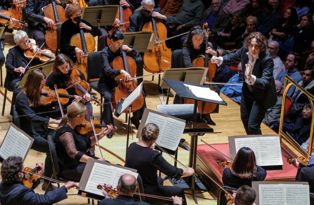 Nathalie Stutzmann conducts the Philadelphia Orchestra © Jeff Fusco
