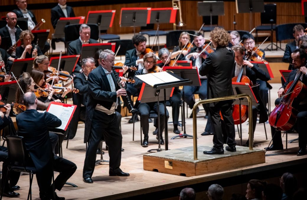 Mark van de Wiel, Santtu-Matias Rouvali and the Philharmonia &copy; Philharmonia Orchestra | Marc Gascoigne