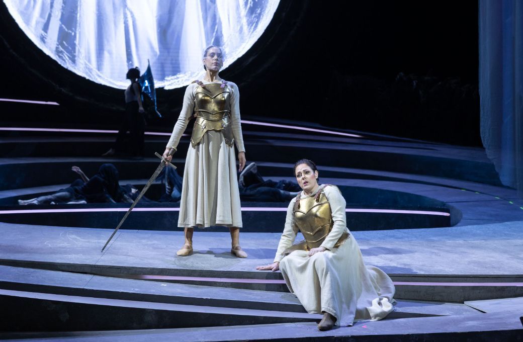 Yolanda Auyanet (Giovanna d'Arco) y una bailarina © Miguel Barreto | Auditorio de Tenerife