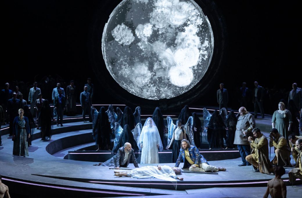 Escena final de <i>Giovanna d'Arco</i> en el Auditorio de Tenerife &copy; Miguel Barreto | Auditorio de Tenerife