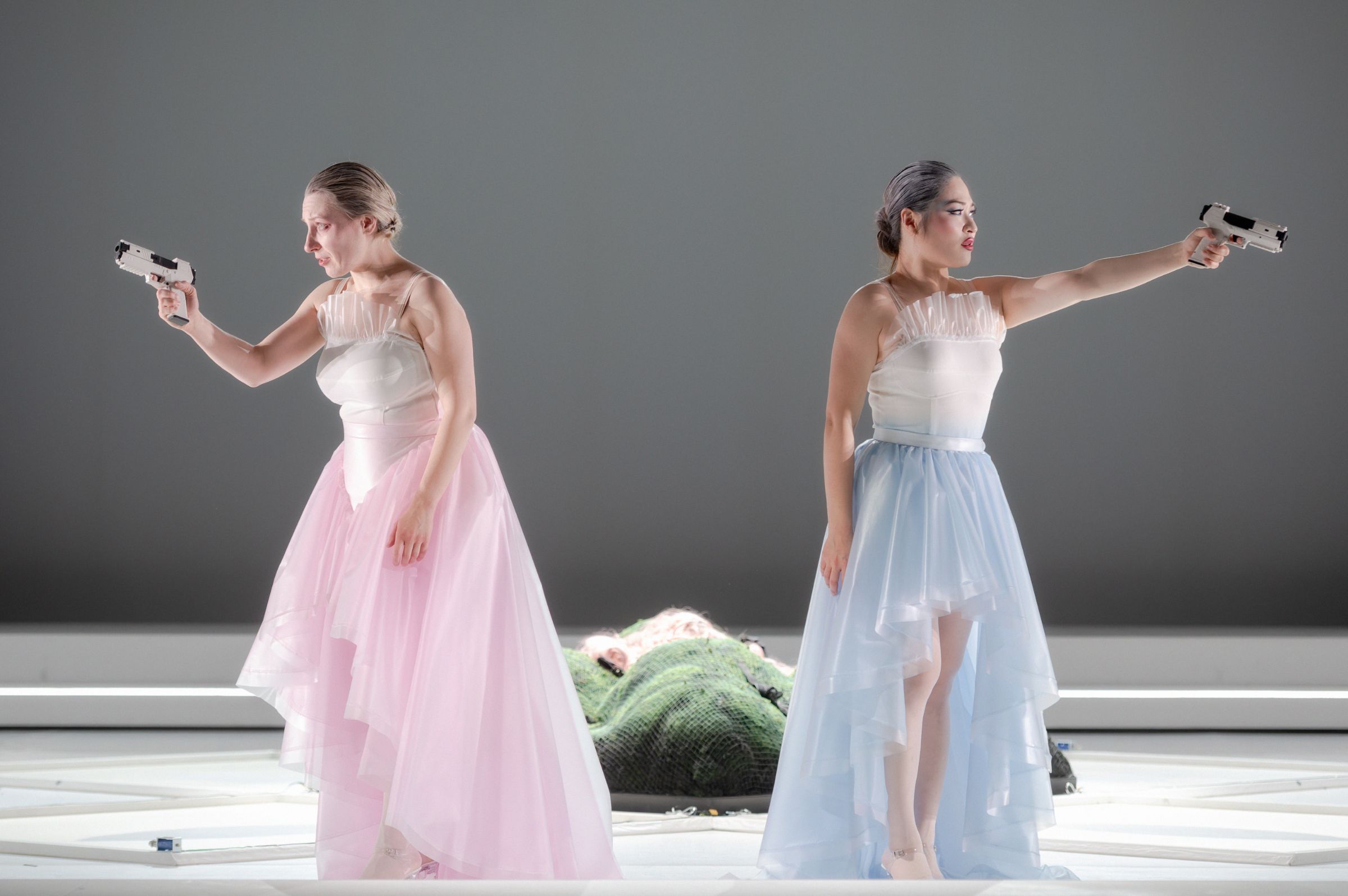 Natalya Boeva (Dorabella ) und Jihyun Cecilia Lee (Fiordiligi) &copy; Jan-Pieter Fuhr