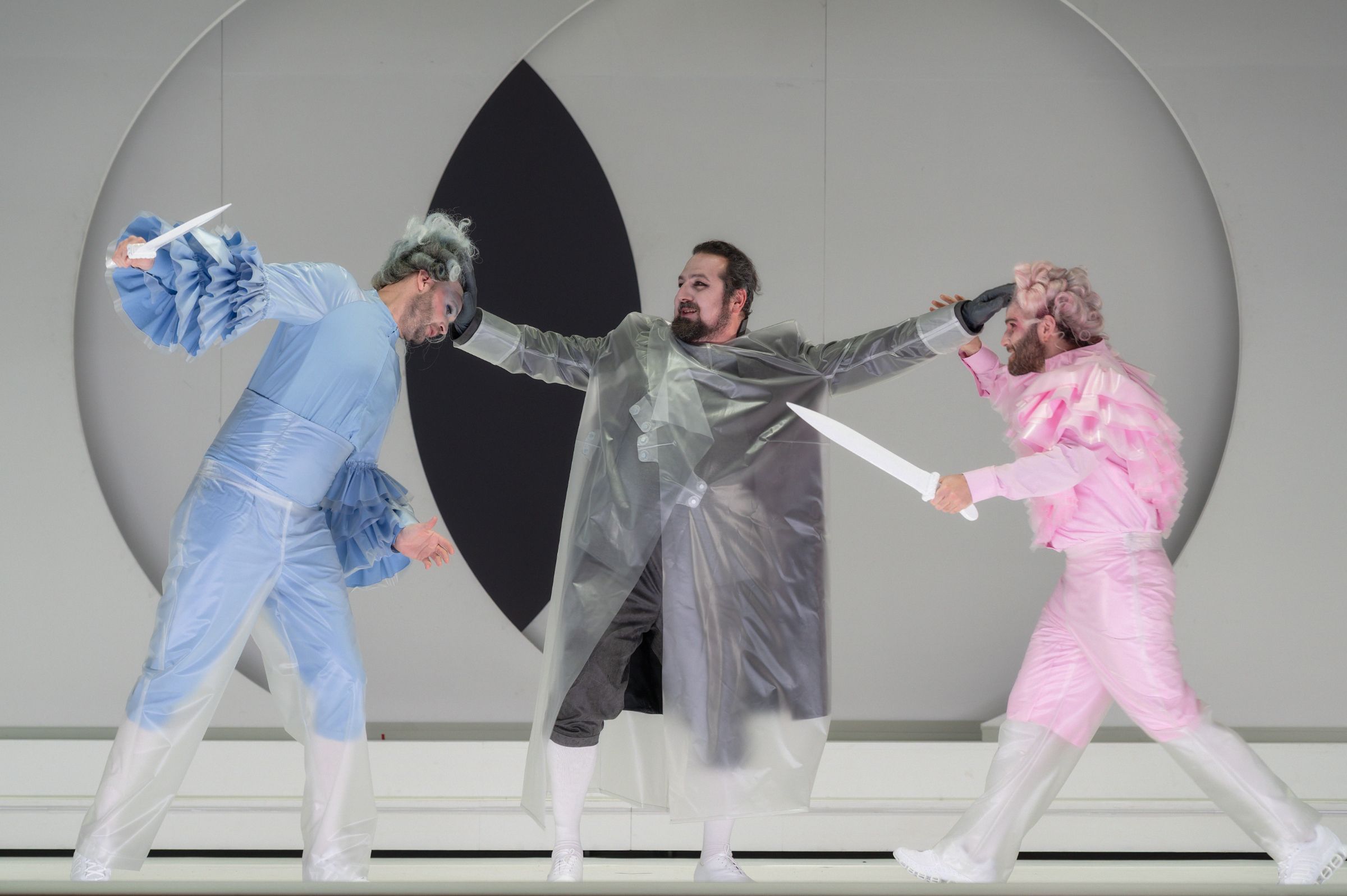 Wiard Witholt (Guglielmo), Avtandil Kaspeli (Don Alfonso) und Claudio Zazzaro (Ferrando) &copy; Jan-Pieter Fuhr