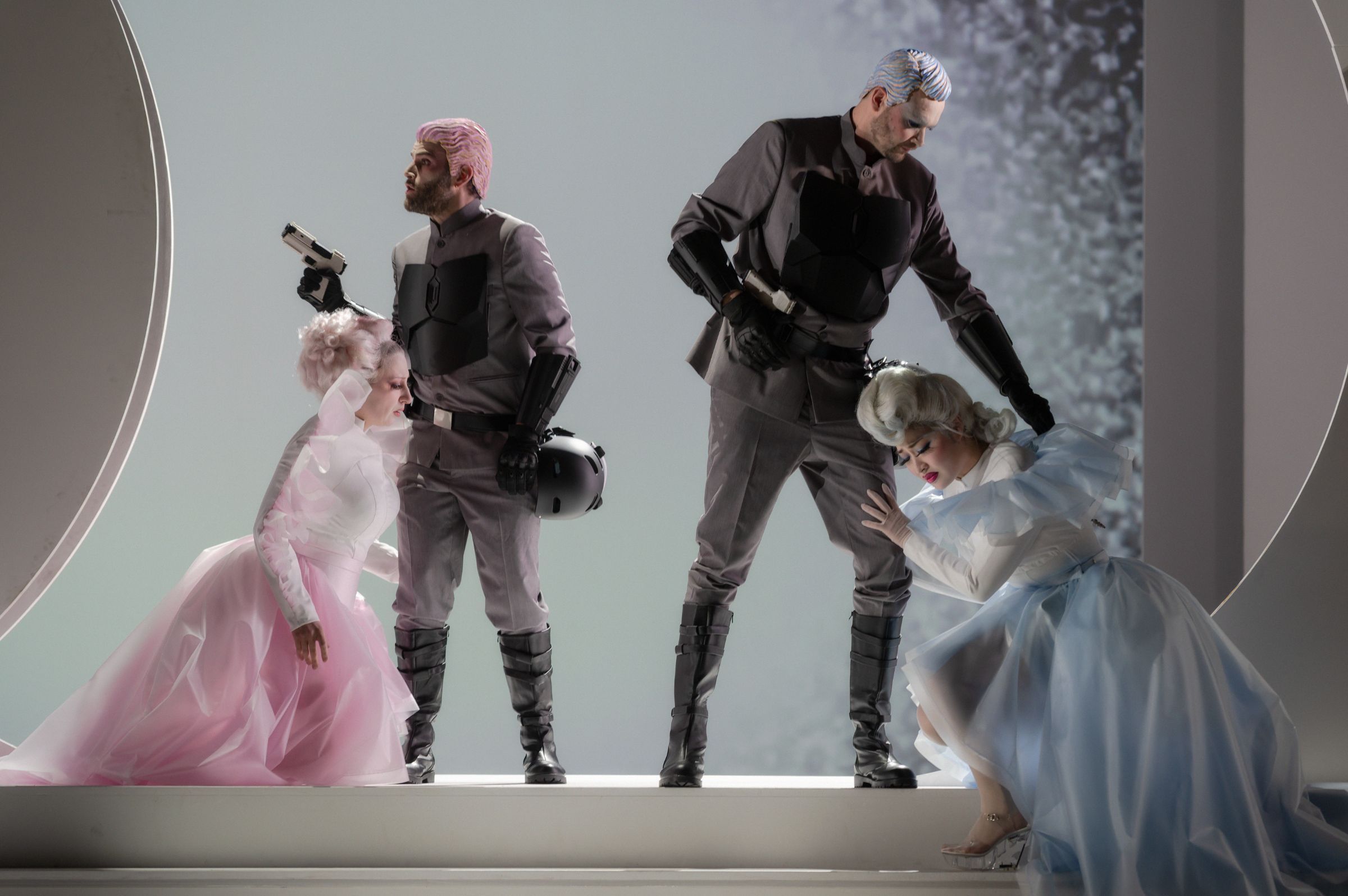 Natalya Boeva (Dorabella), Claudio Zazzaro, Wiard Witholt und Jihyun Cecilia Lee (Fiordiligi) &copy; Jan-Pieter Fuhr