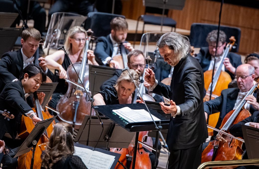 Vladimir Jurowski conducts the London Philharmonic Orchestra © Marc Gascoigne