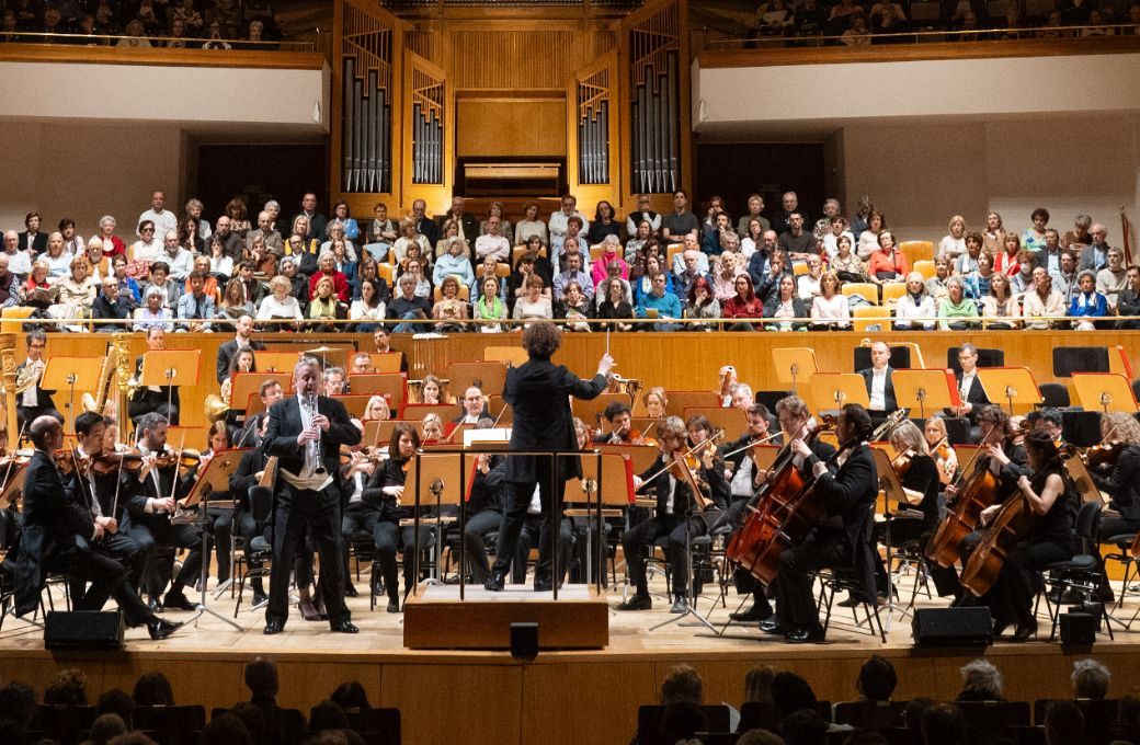 Mark van de Wiel, Santtu-Matias Rouvali y la Philharmonia Orchestra &copy; Rafa Mart&iacute;n | Iberm&uacute;sica