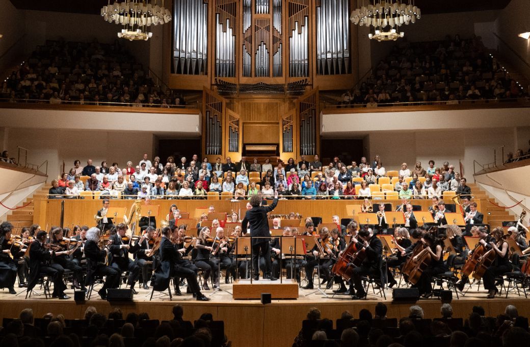 Santtu-Matias Rouvali al frente de la Philharmonia Orchestra &copy; Rafa Mart&iacute;n | Iberm&uacute;sica