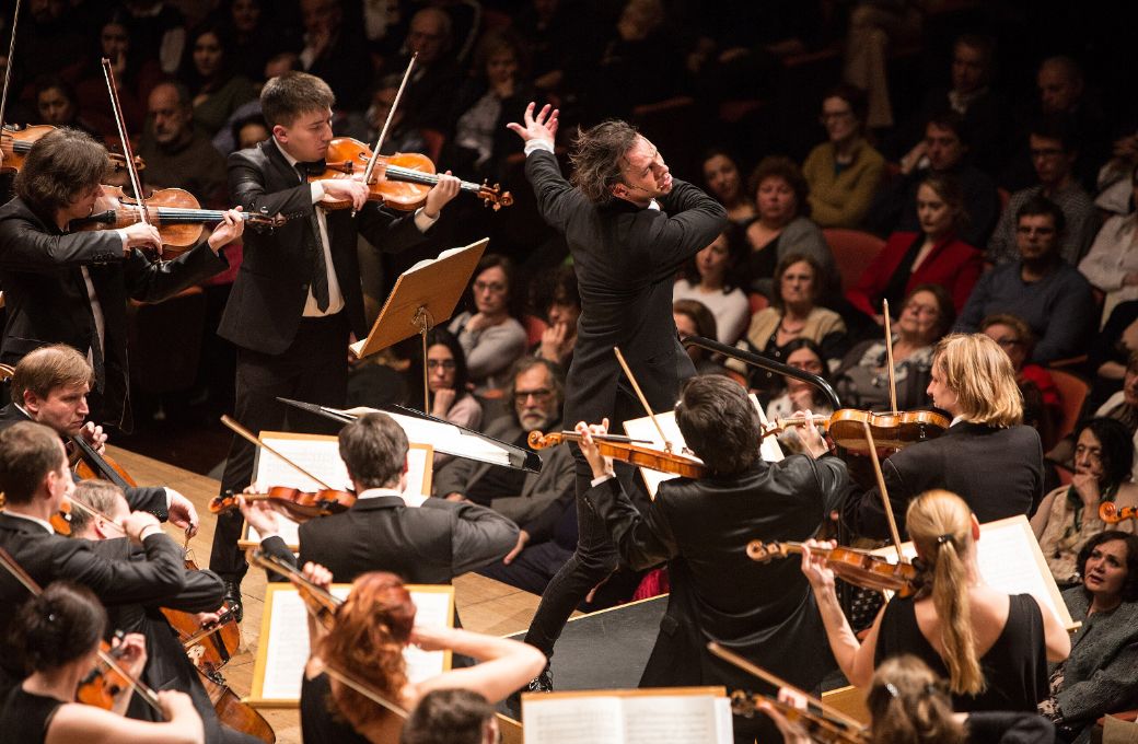 Teodor Currentzis dirigiendo la orquesta musicAeterna © Amoorphotographer | Wikimedia Commons