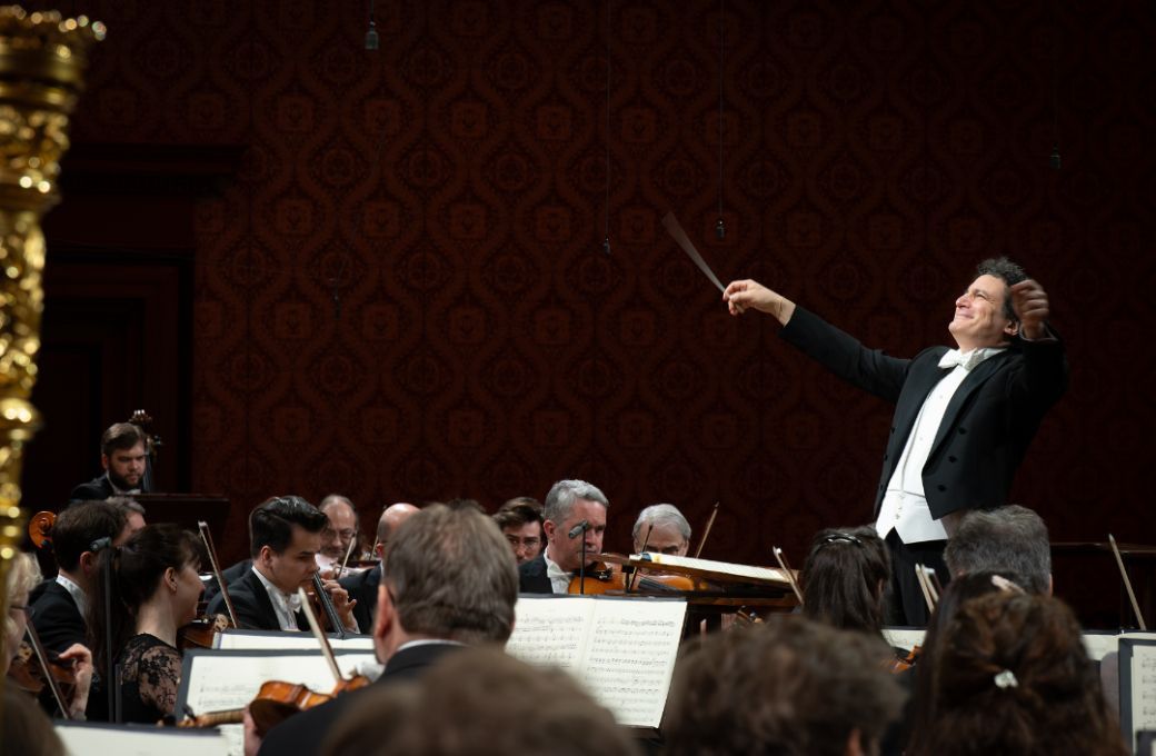Alain Altinoglu conducts the Czech Philharmonic © Ivan Malý