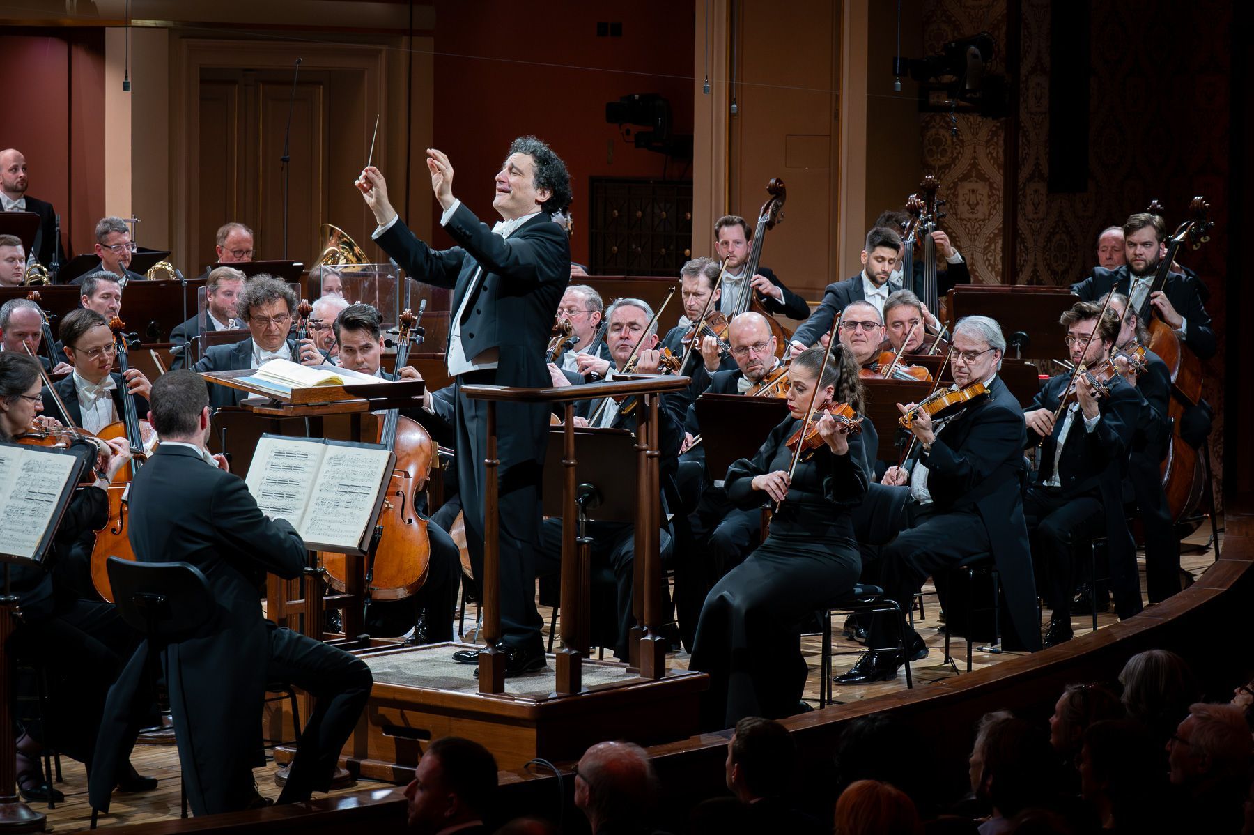 Alain Altinoglu conducts the Czech Philharmonic © Ivan Malý