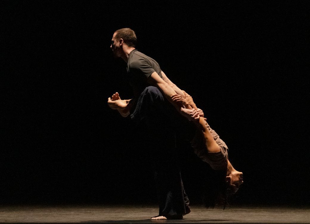 Claudio Cangialosi and Aishwarya Raut in Akram Khan's <i>Mud of Sorrow</i> &copy; Erik Berg