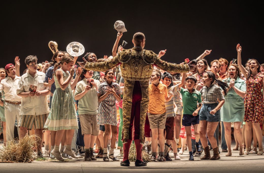 Łukasz Goliński (Escamillo) and chorus © RBO | Marc Brenner